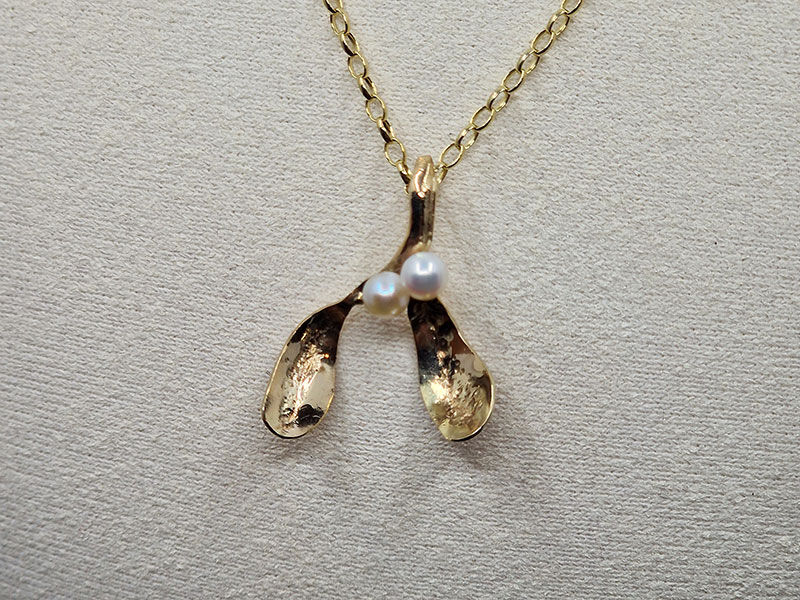 A picture of '9ct Gold 2 Leaf Mistletoe Necklace'