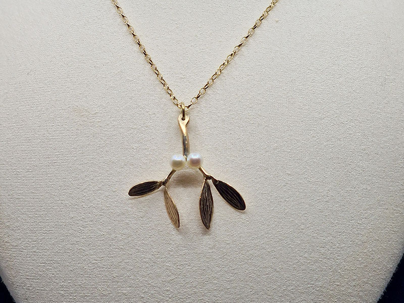 A picture of '9ct Gold 4 Leaf Mistletoe Necklace'