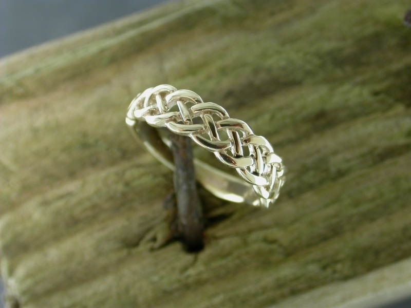 A picture of '9ct Gold Pierced Knot Ring'
