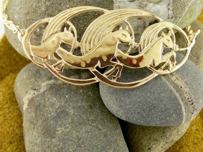 A picture of '9ct Gold Manannan Horses Necklet'