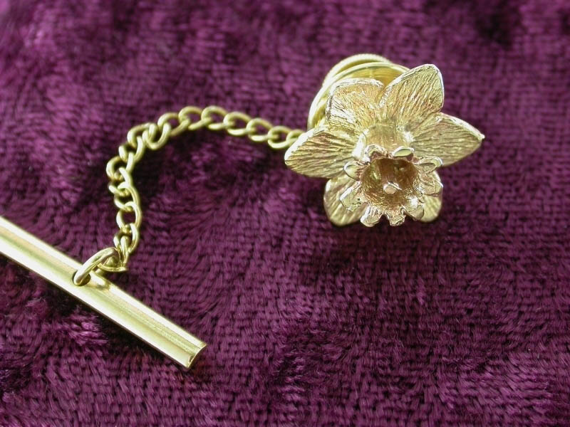 A picture of '18ct Gold Large Daffodil Pin'