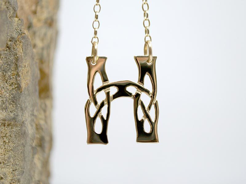 A picture of '18ct Gold Pendant - Initial H'