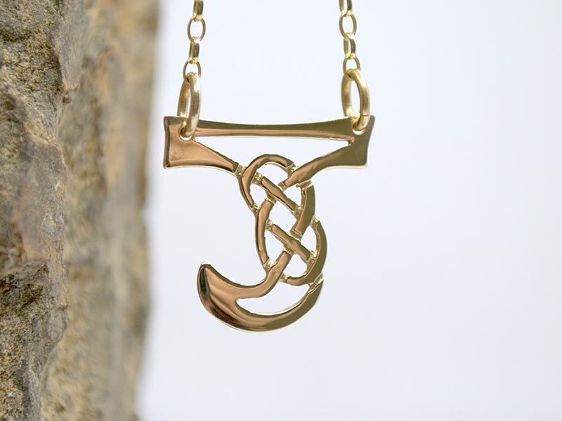 A picture of '18ct Gold Pendant - Initial J'