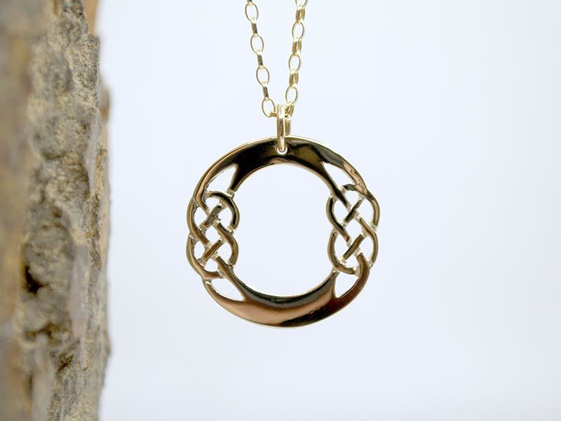 A picture of '18ct Gold Pendant - Initial O'