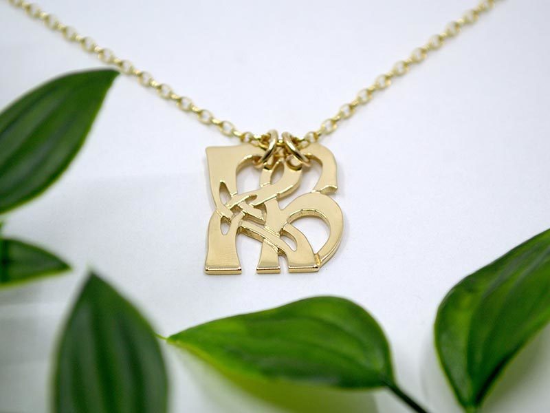 A picture of '18ct Gold Pendant - Initial RH'