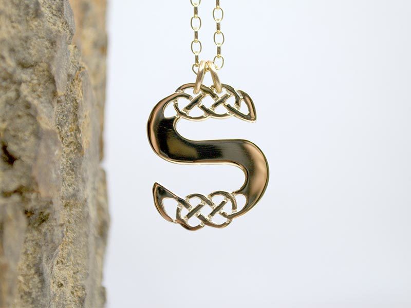 A picture of '18ct Gold Pendant - Initial S'