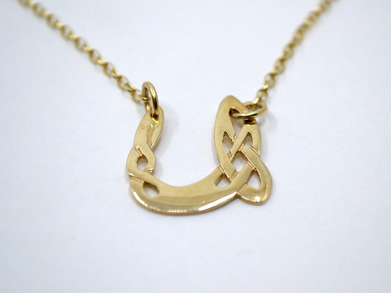 A picture of '18ct Gold Pendant - Initial U'