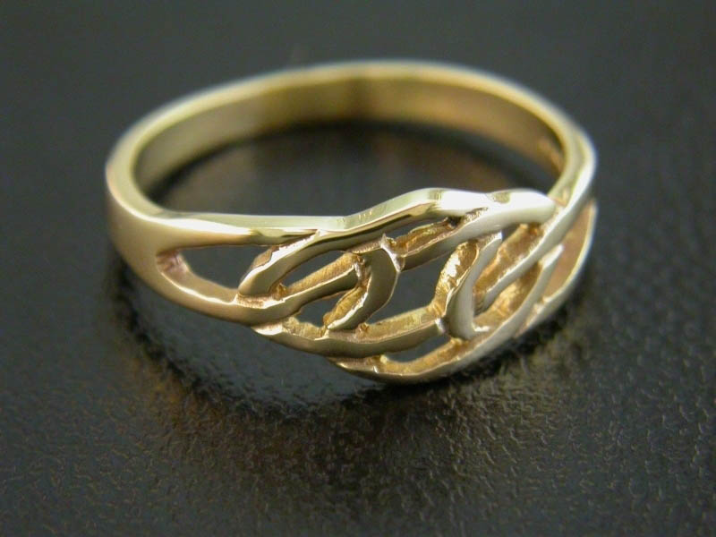 A picture of '9ct Rhiannon Welsh Gold Fyrnwy Ring'