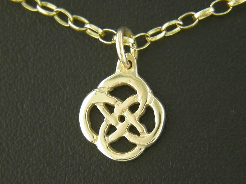 A picture of '9ct Rhiannon Welsh Gold Gwenllian Pendant'