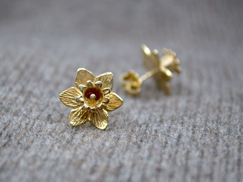 A picture of '18ct Gold Large Daffodil Earstuds'