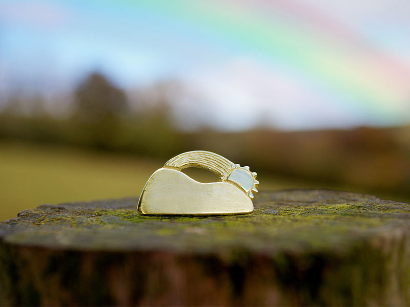 A picture of '9ct Gold Pin - Here Comes the Sun'