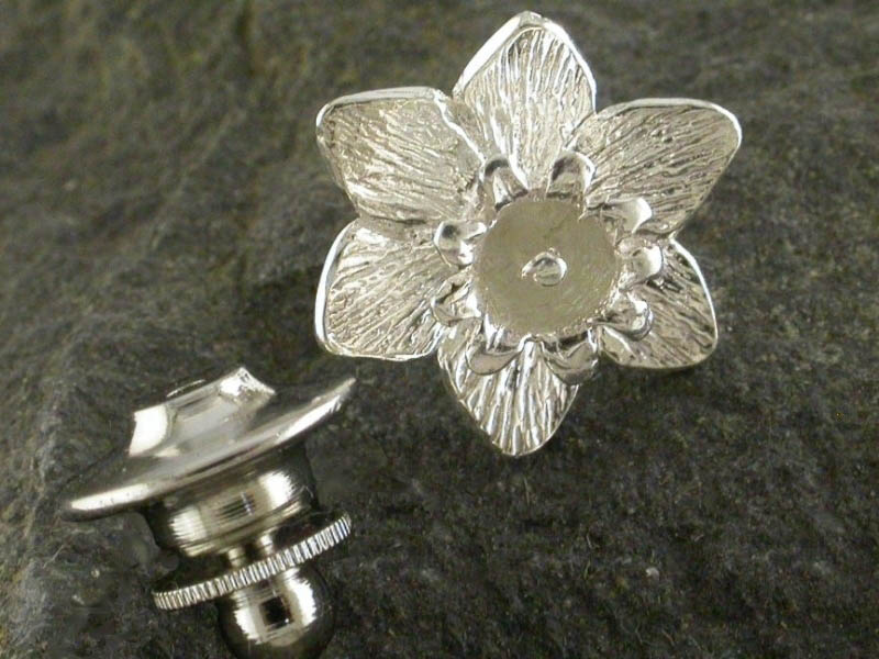 A picture of 'Silver Large Daffodil Pin'