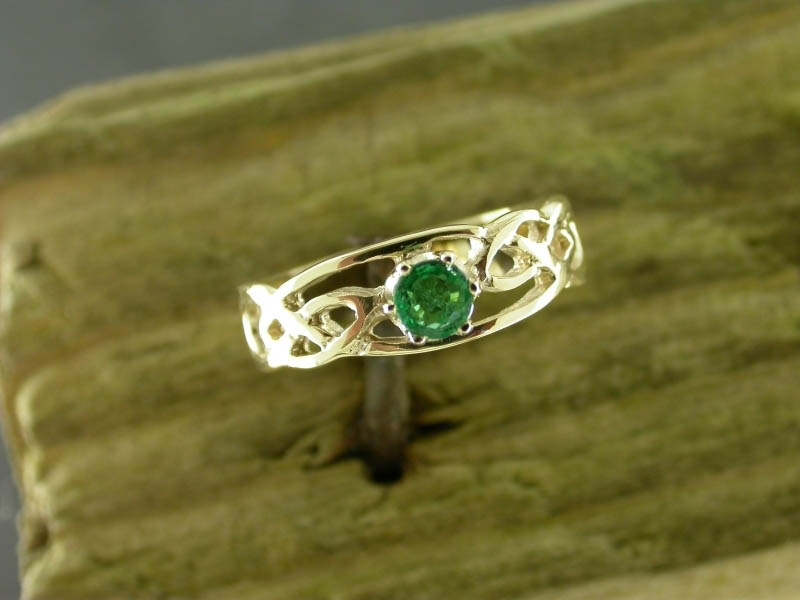 A picture of '18ct Rhiannon Welsh Gold Myrddon Ring'