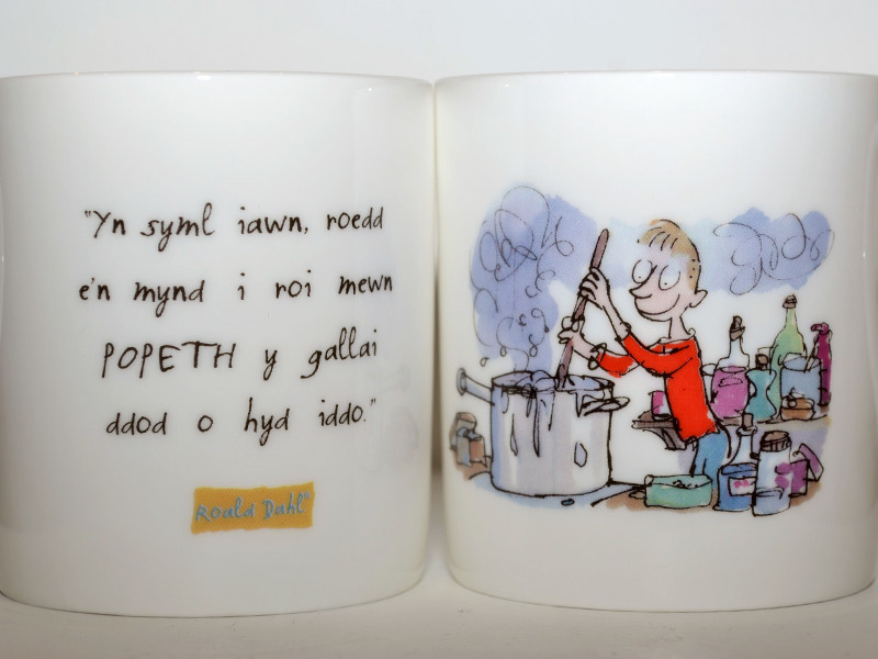 A picture of 'Roald Dahl Mug - Moddion Rhyfeddol George''