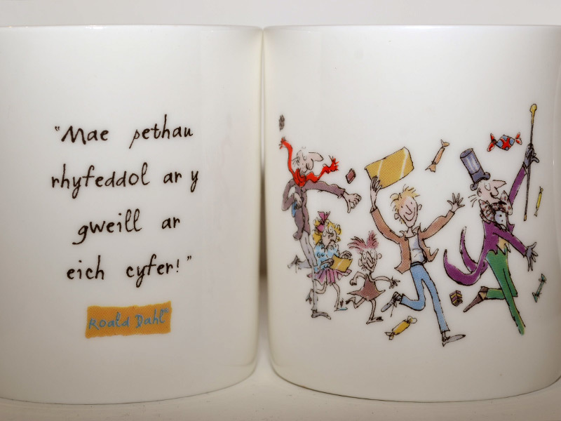 A picture of 'Roald Dahl Mug - Charlie a'r Ffatri Siocled''