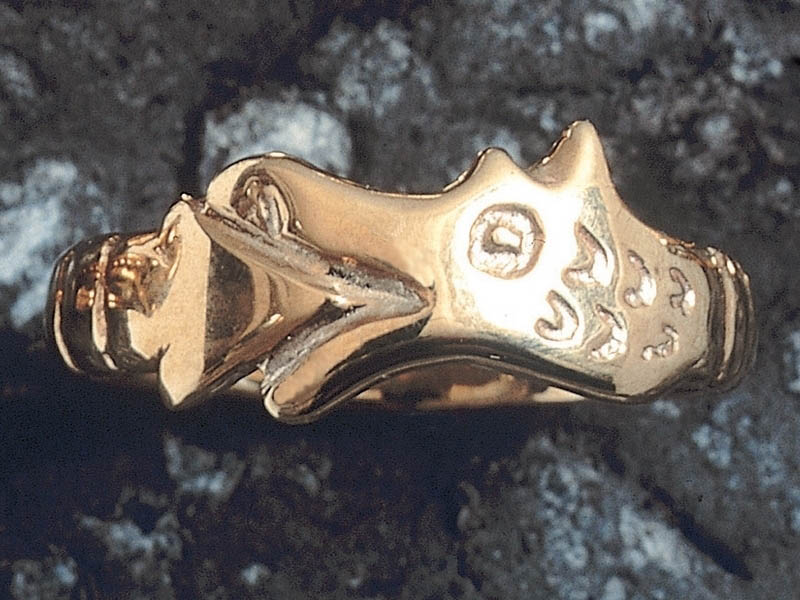 18ct Gold Circle Dragon Ring