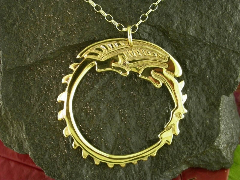 18ct Gold Circle Dragon Pendant