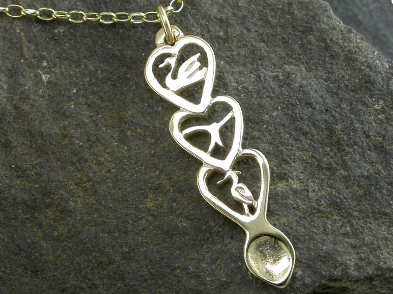 A picture of '9ct Gold Red Kite Love-spoon Pendant''