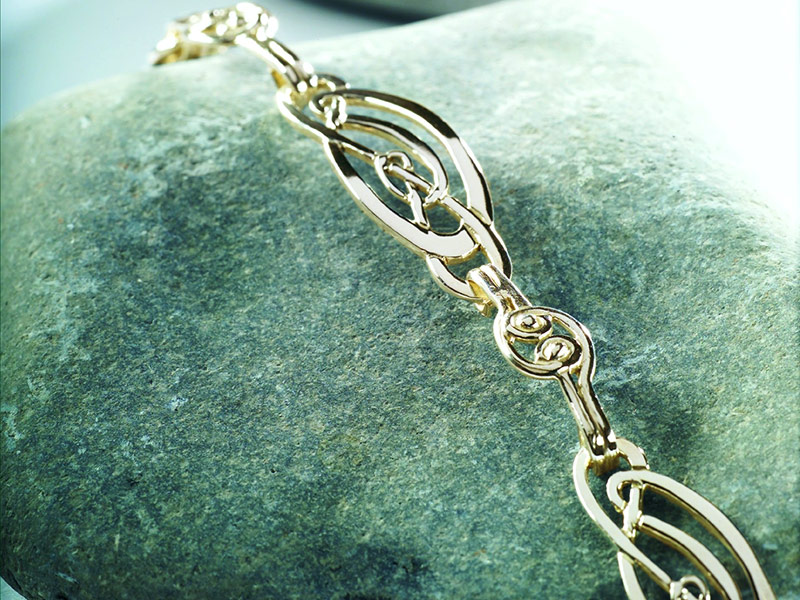 A picture of '9ct Gold Love Knot Bracelet''