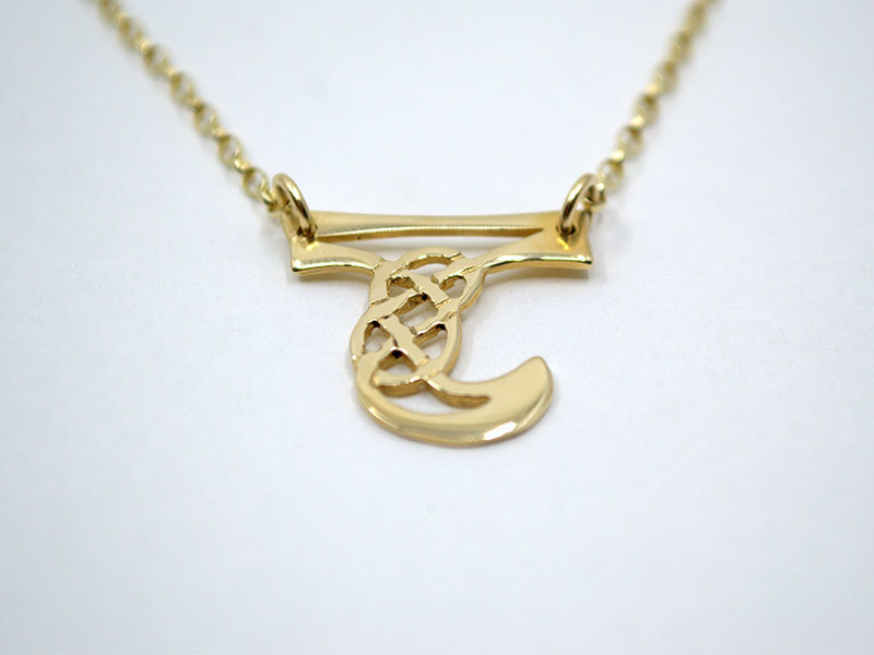 A picture of '18ct Gold Pendant - Initial T''