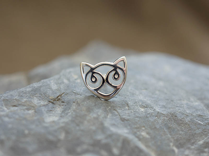 A picture of 'Silver Small Snowdon Cat Pin''