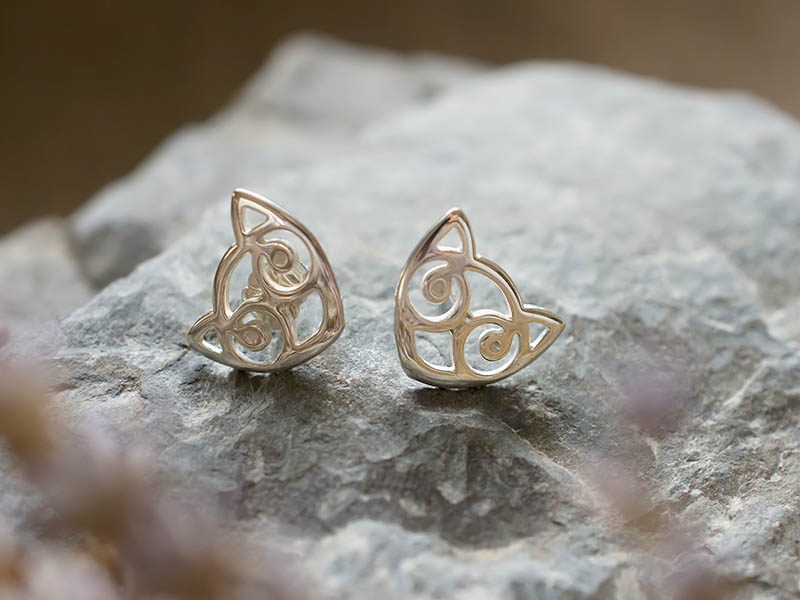 A picture of 'Silver Small Snowdon Cat Earstuds''